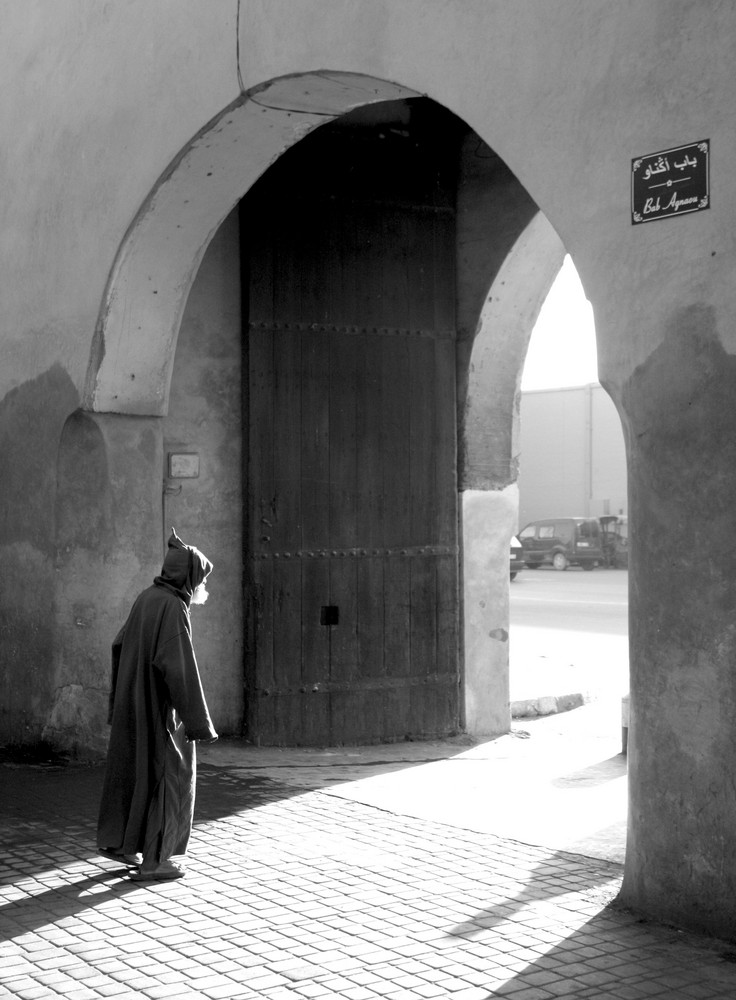 Cruzando la puerta de la ciudad.