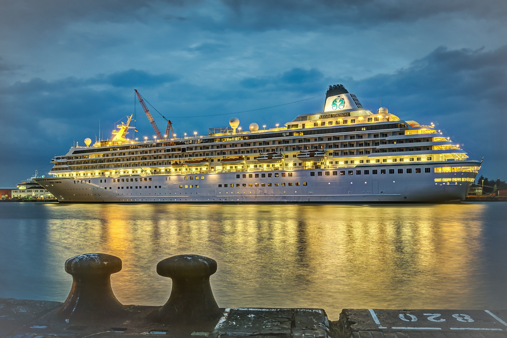 "Crystal Symphony" an der Ausrüstungspier der Lloyd Werft