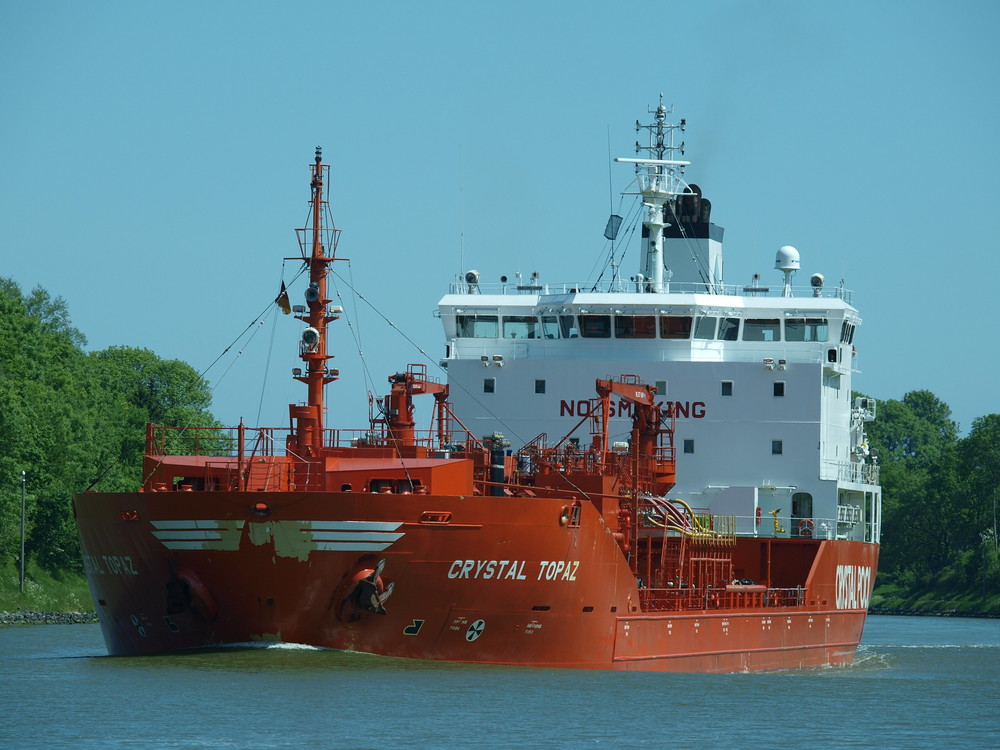 CRYSTAL TOPAZ voll getankt auf dem Nord-Ostsee-Kanal.