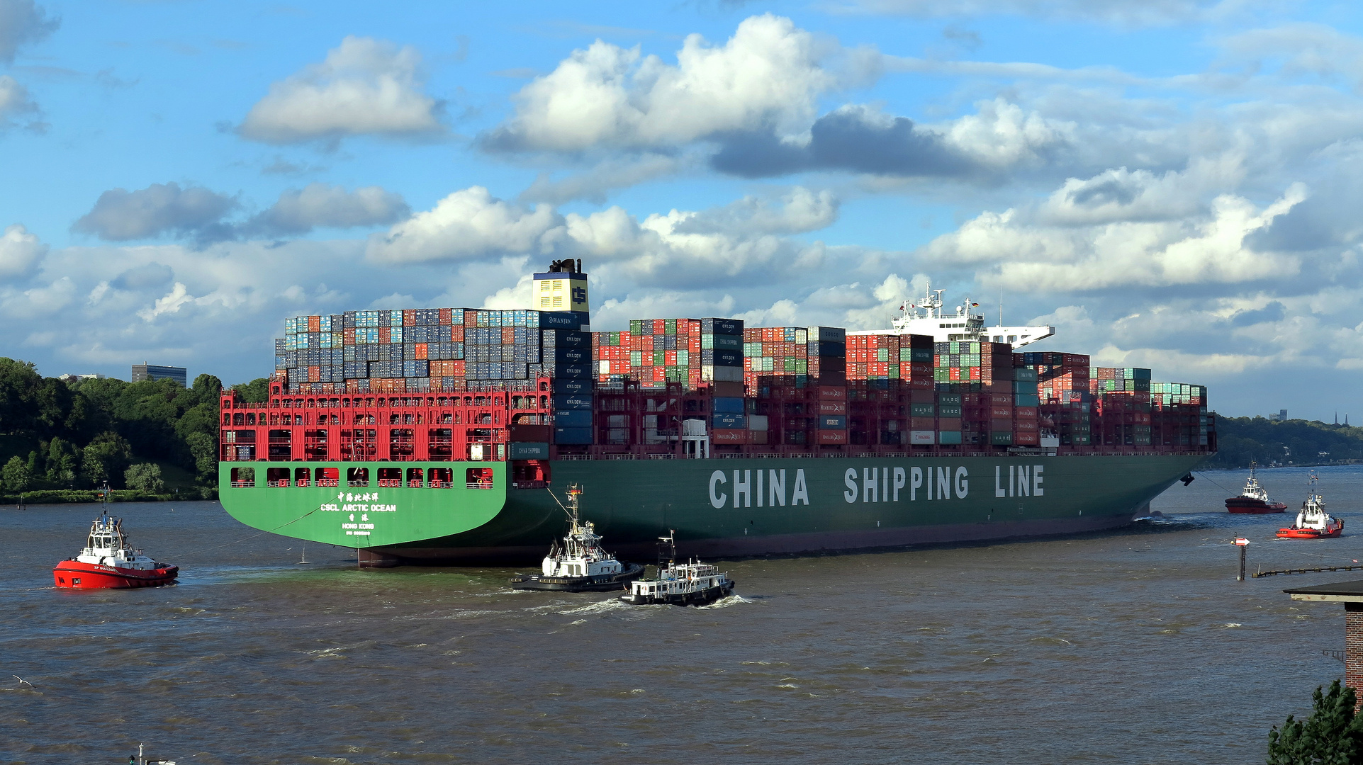 CSCL Arctic Ocean mit Schleppern auf der Elbe vor Finkenwerder