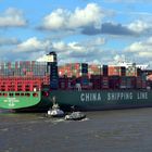 CSCL Arctic Ocean mit Schleppern auf der Elbe vor Finkenwerder