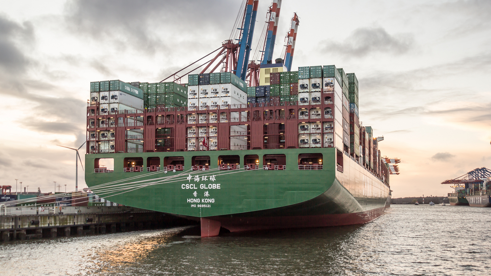 CSCL GLOBE im Hamburger Hafen