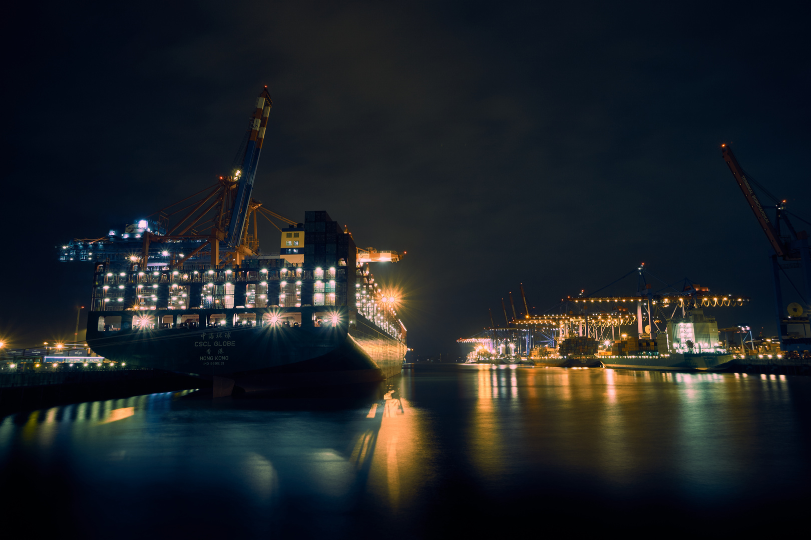 CSCL Globe im Hamburger Hafen