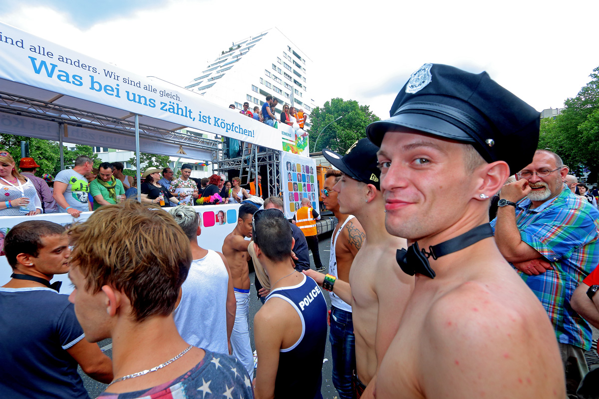 CSD 2015 Berlin - Blick der schwulen Zuschauer auf den SIEMENS-Truck