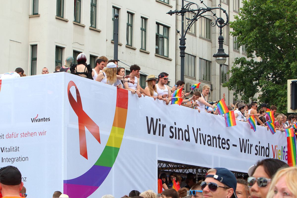 CSD 2015 Berlin - Partystimmung auf dem VIVANTES-Truck