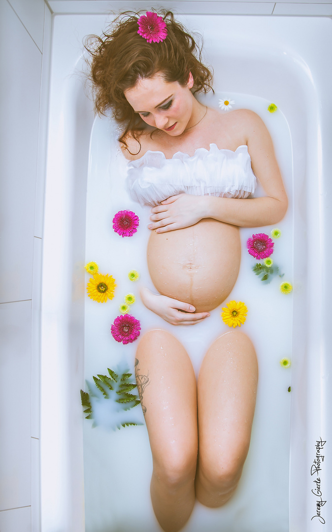 Cthi Babybauch Schwangerschaftsshooting in der Badewanne