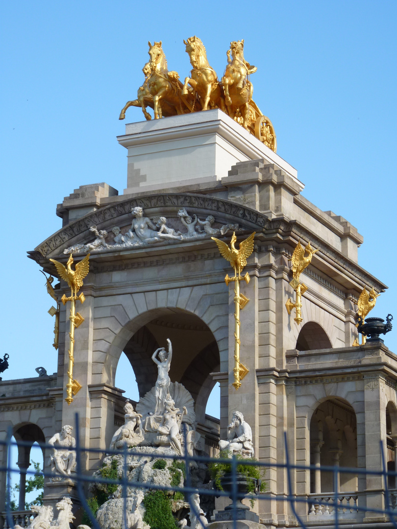 Cuadriga con figura femenina.