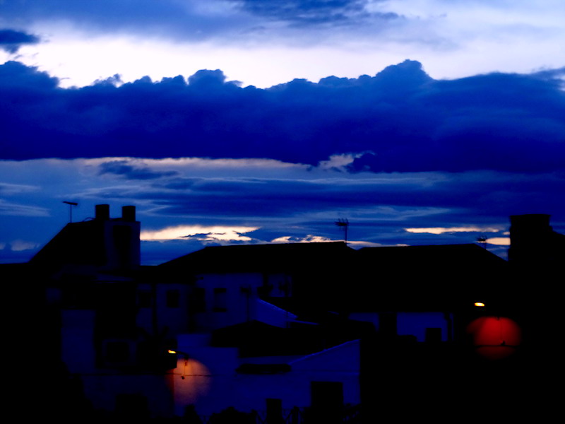 Cuando las Tardes se bordan de Nubes y se tintan de azul...