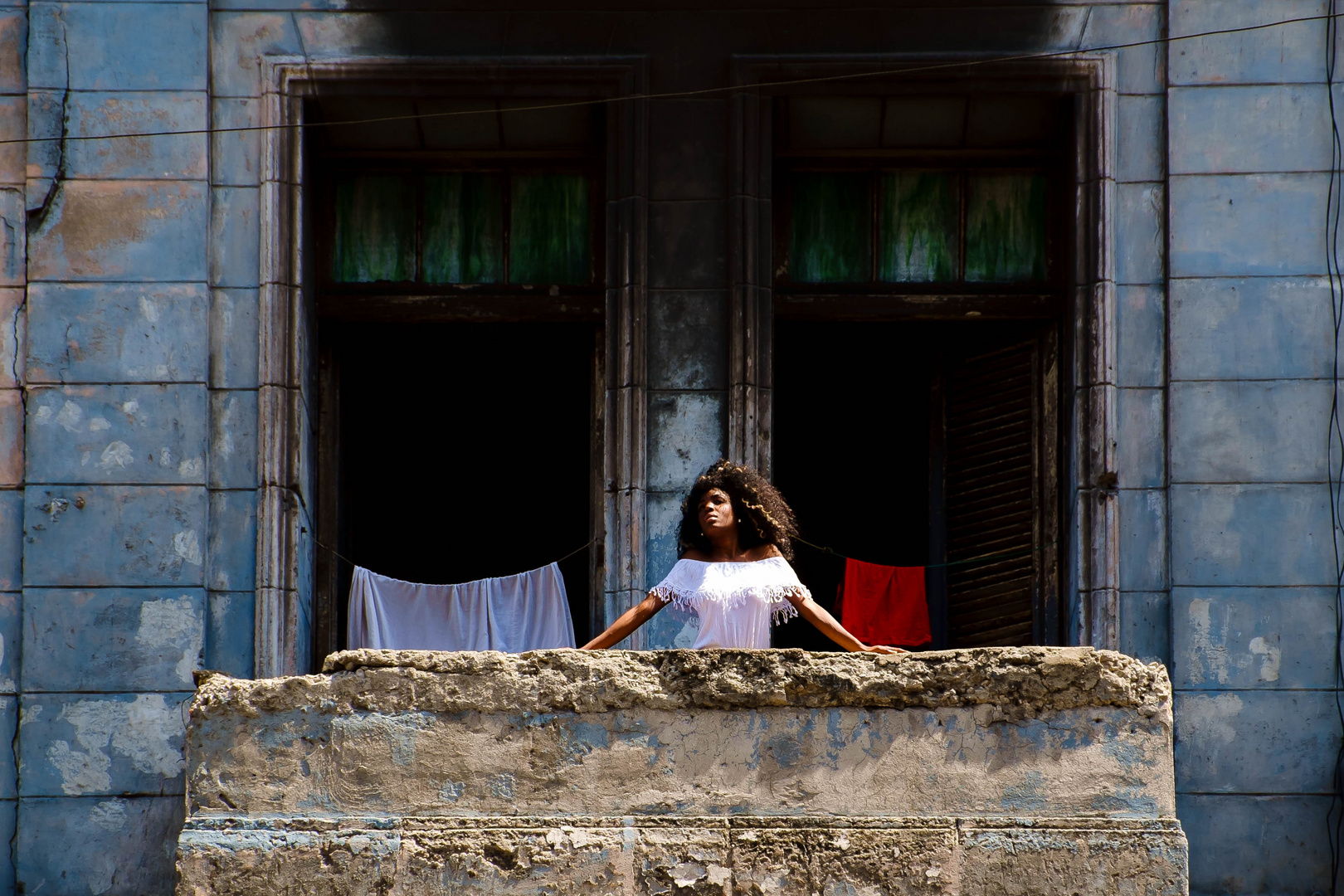Cuba | Mirando desde un balcón