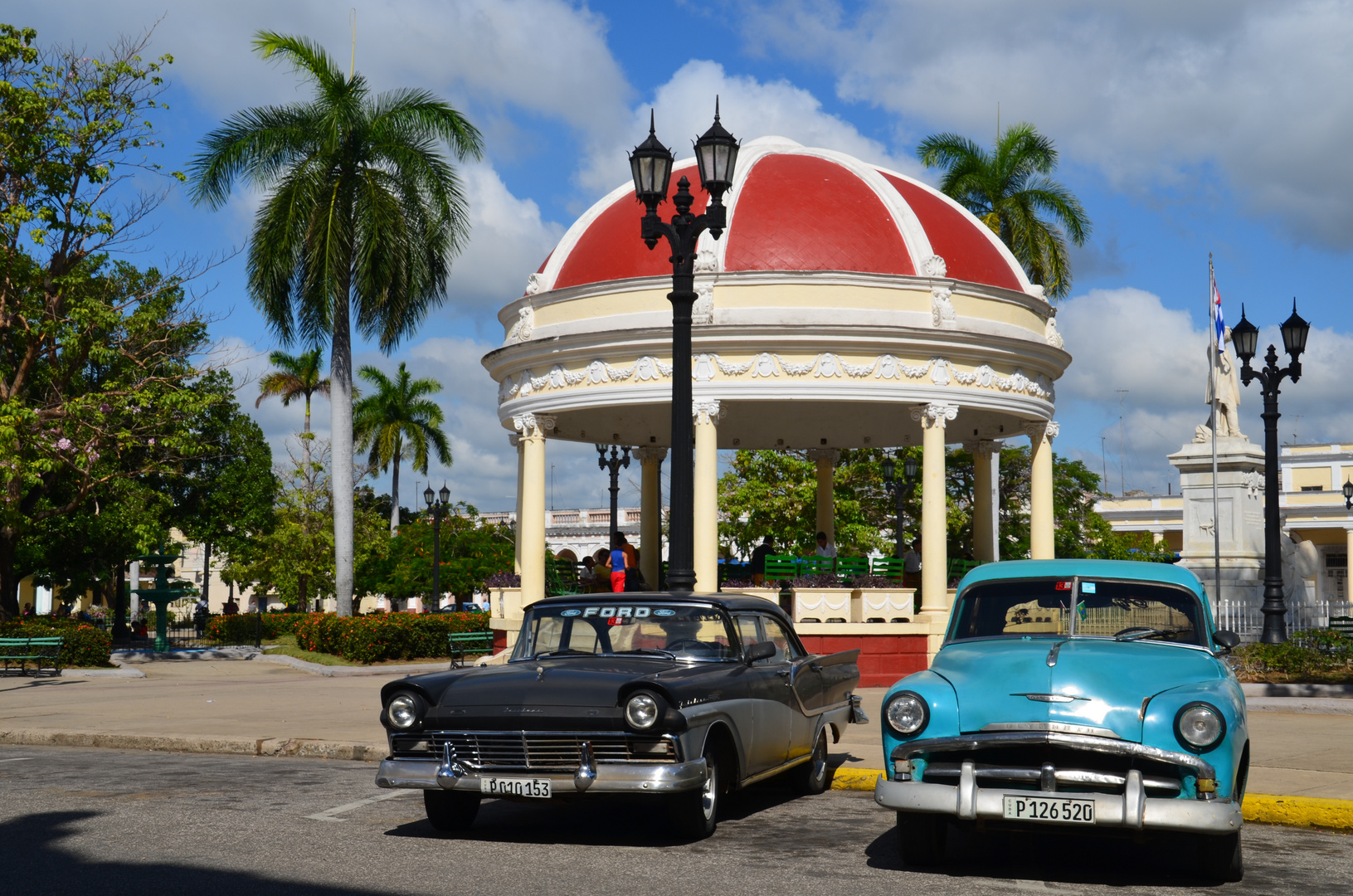 Cuba - Oldtimer am Parque José Marti in Cienfuegos (November 2014)