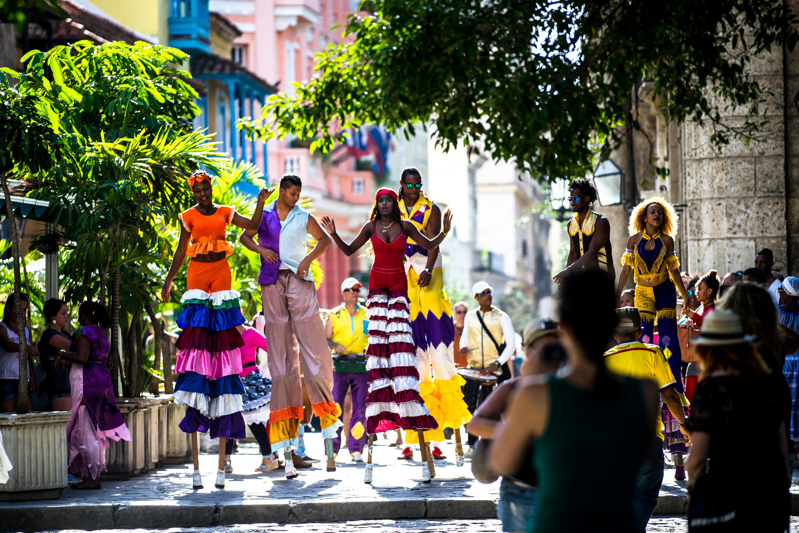 Cuba - Sambatänzer auf Stelzen