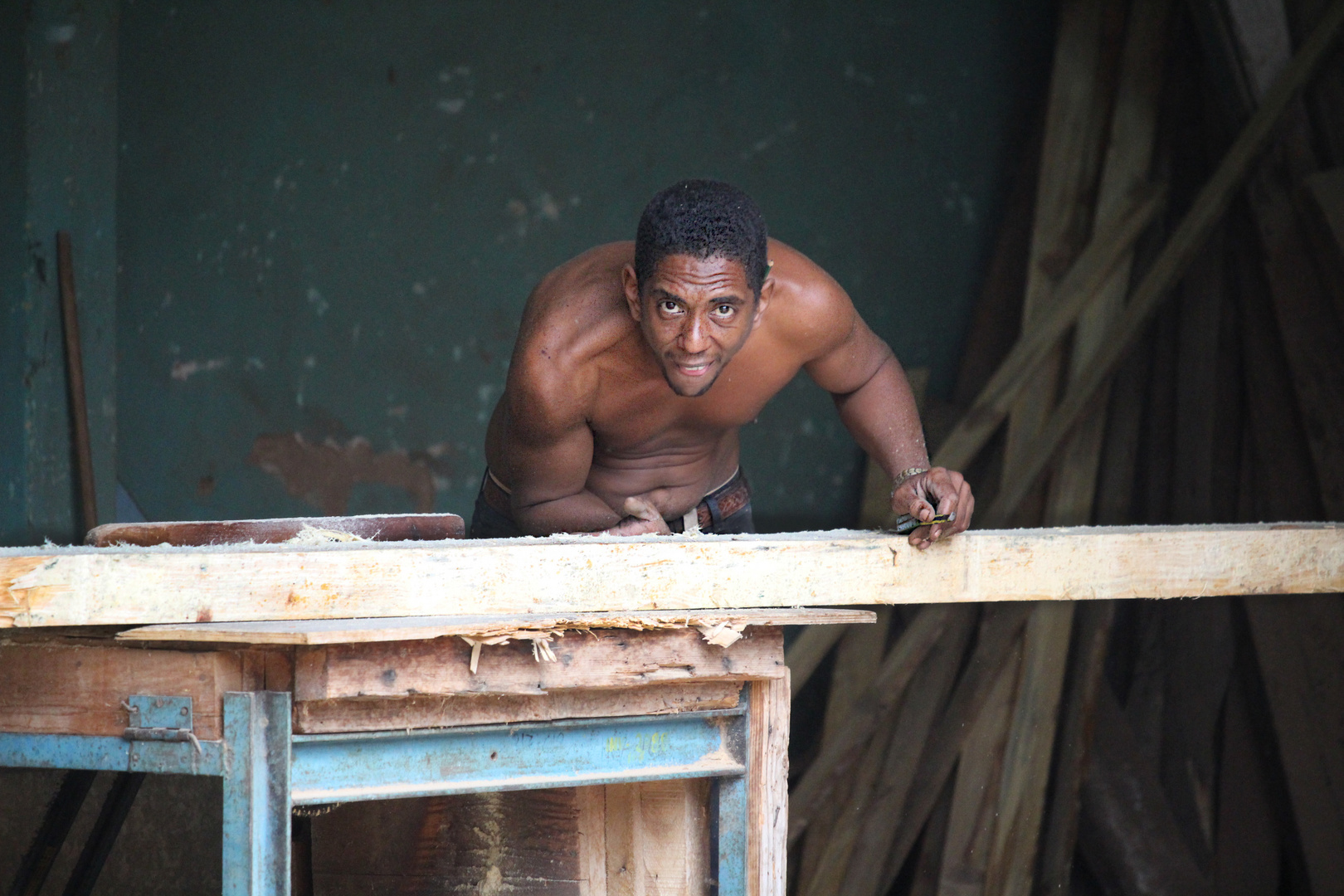 Cubanischer Schreiner bei der Arbeit