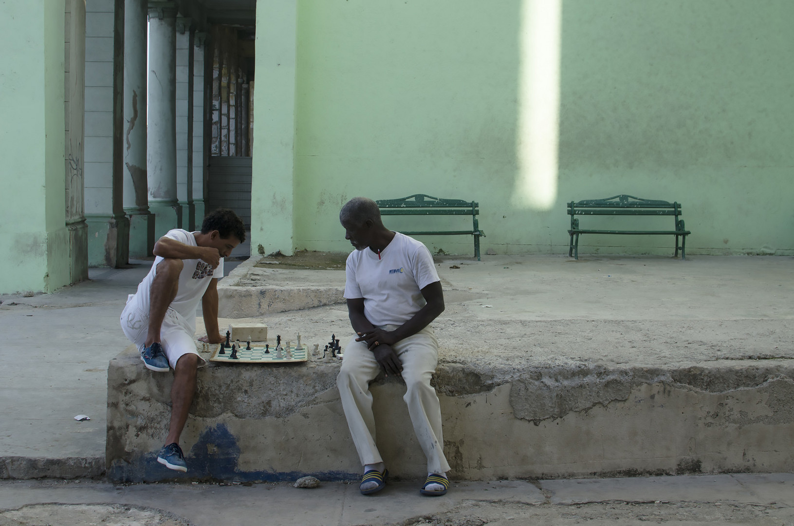 Cubans playing chess at Malecón, Havanna