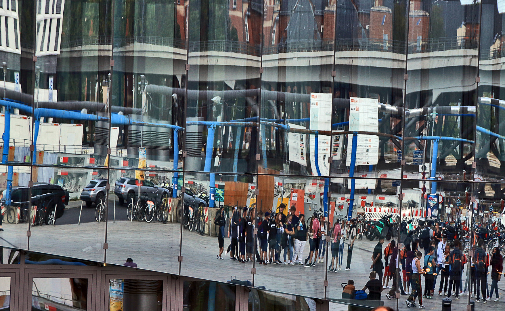 "cube berlin" verspiegelt Passanten...