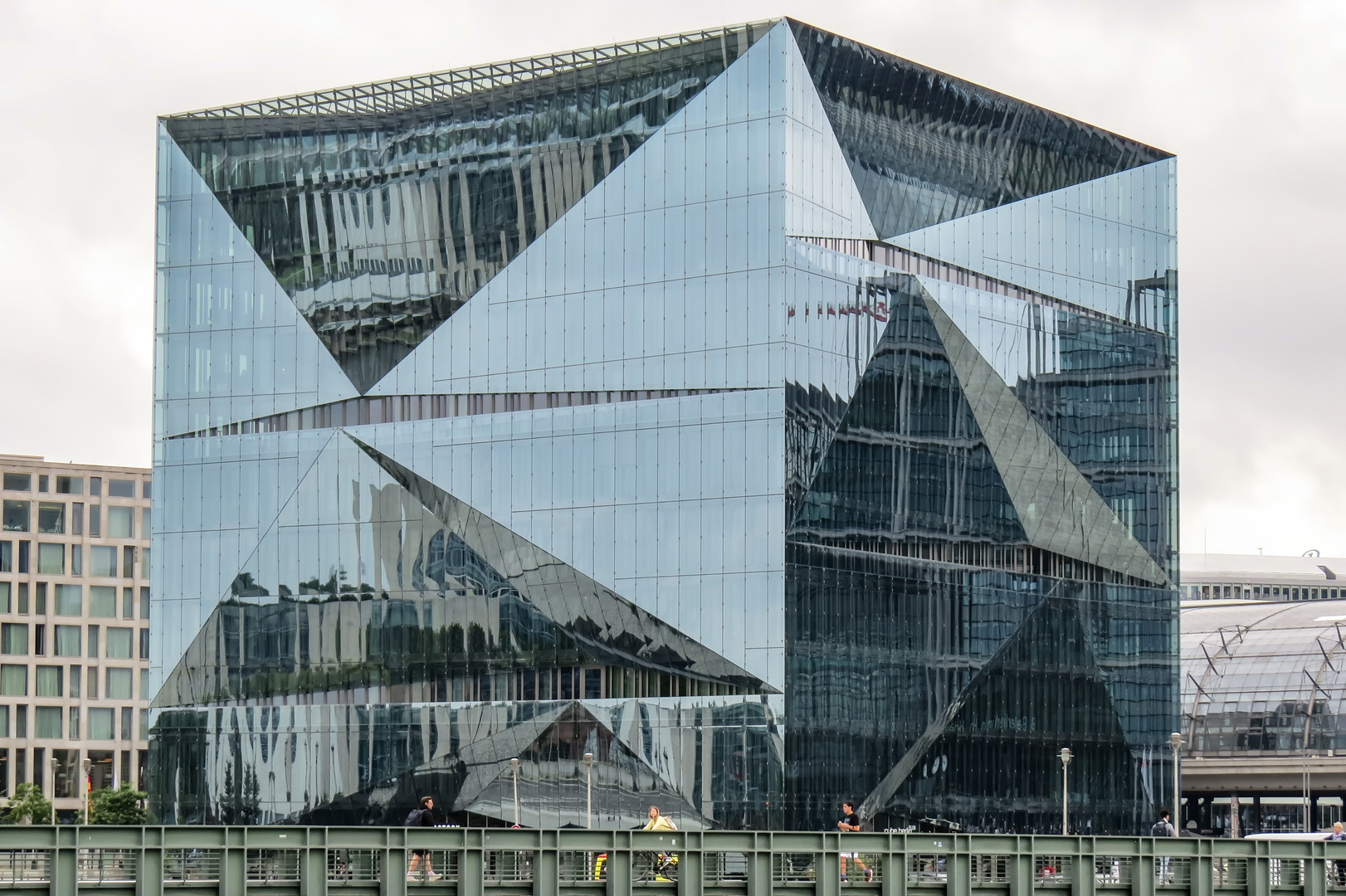 CUBE, der Spiegelffassaden-Zauberwürfel ...