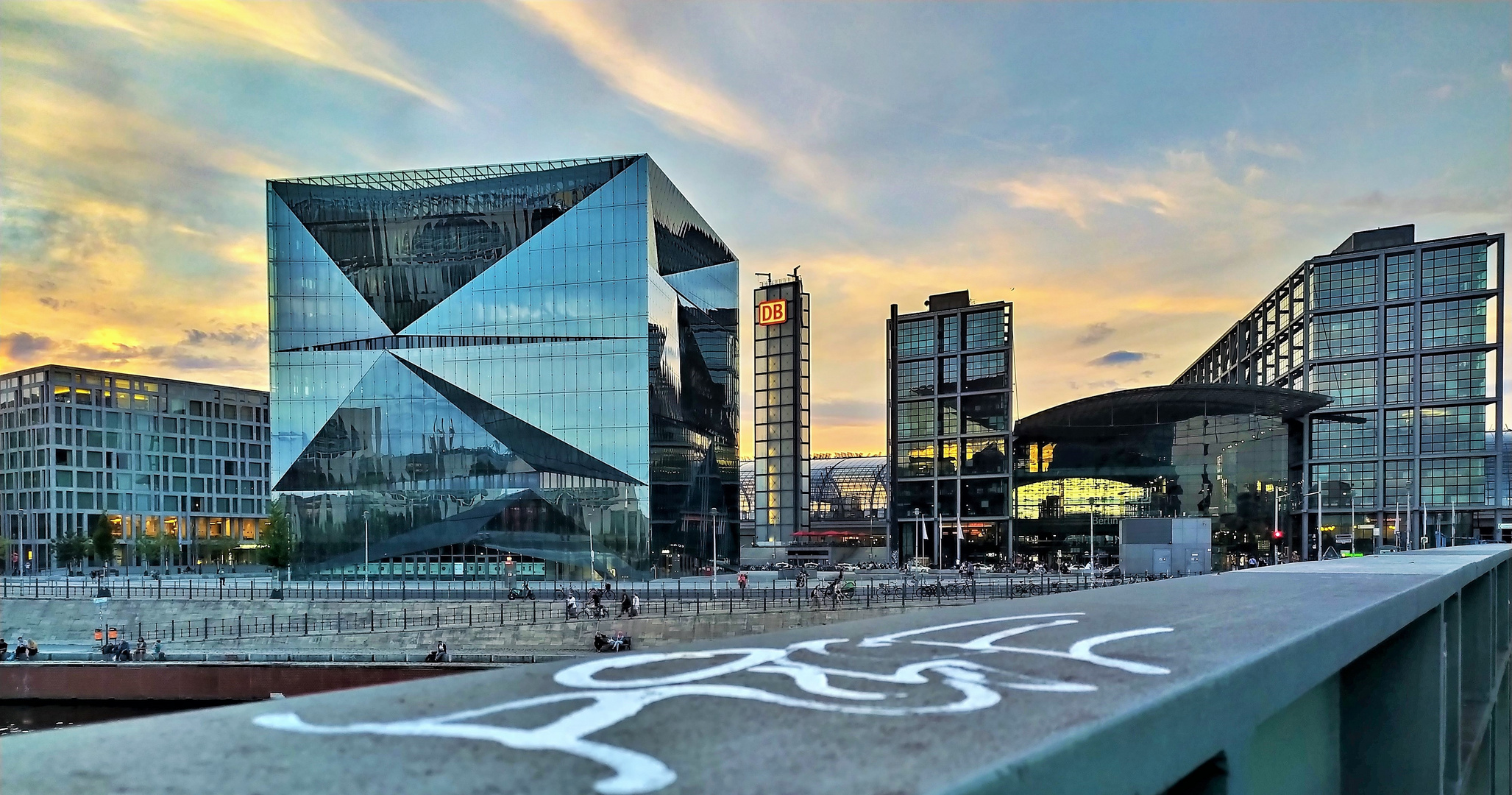 Cube in der Abenddämmerung