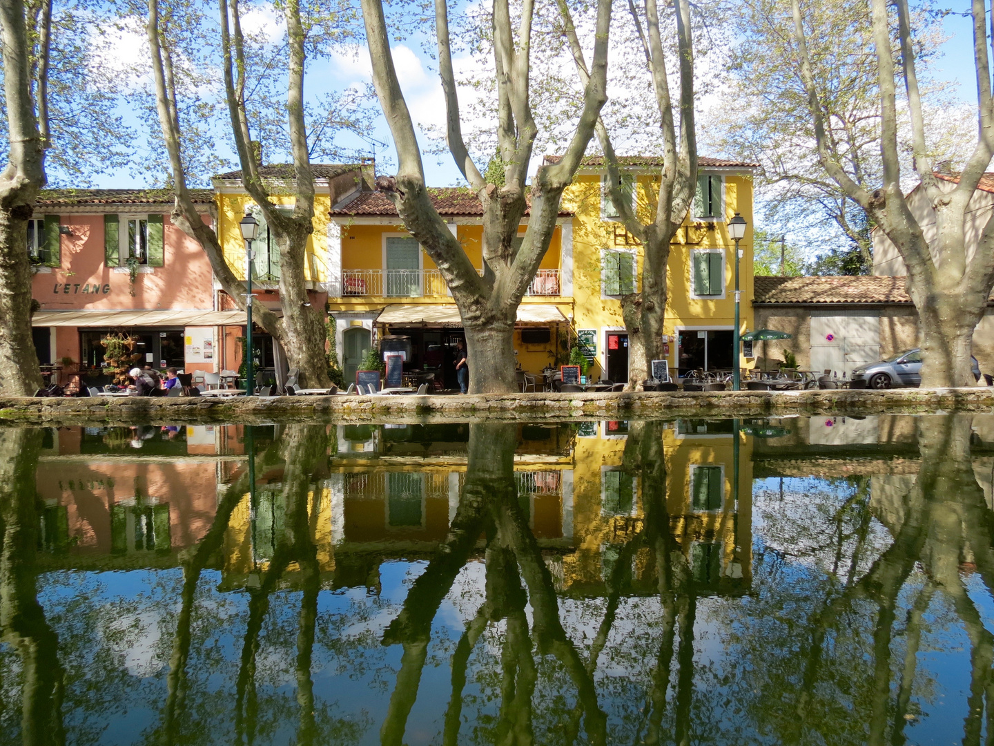 Cucuron , la place de l'étang