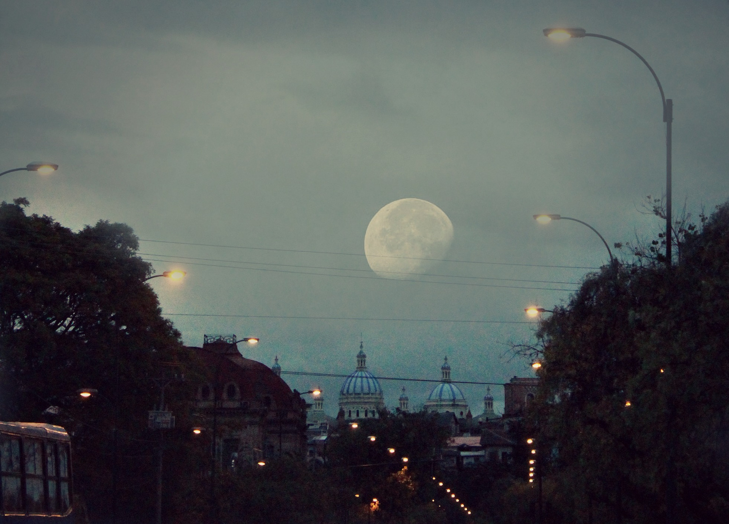 Cuenca y una luna.