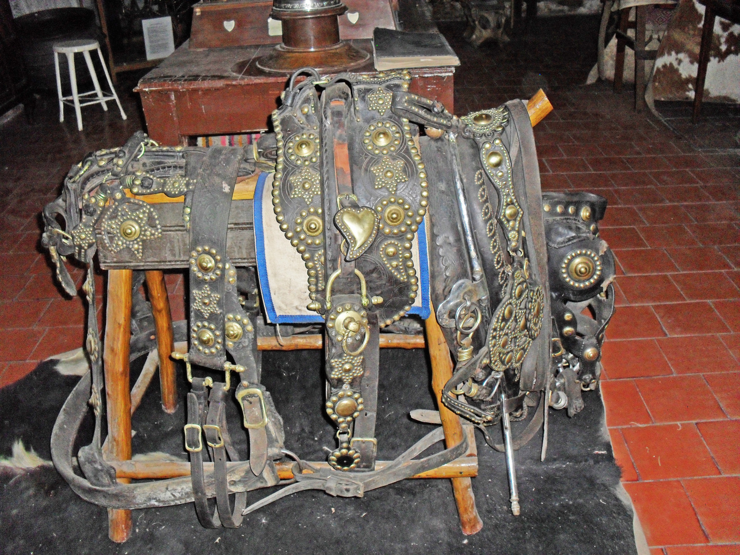 cuero y bronce, antiguo atalaje para caballo argentina