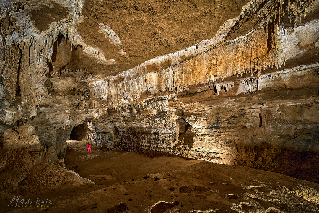 Cueva de los Tocinos, Ampuero