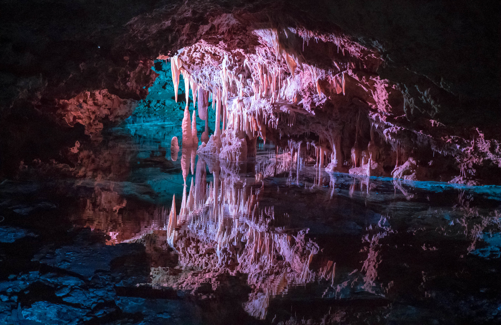 Cuevas dels Hams.