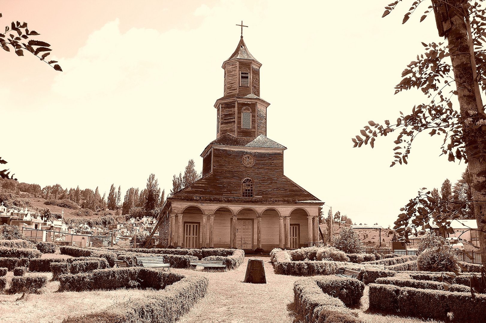 culto en madera y sepia