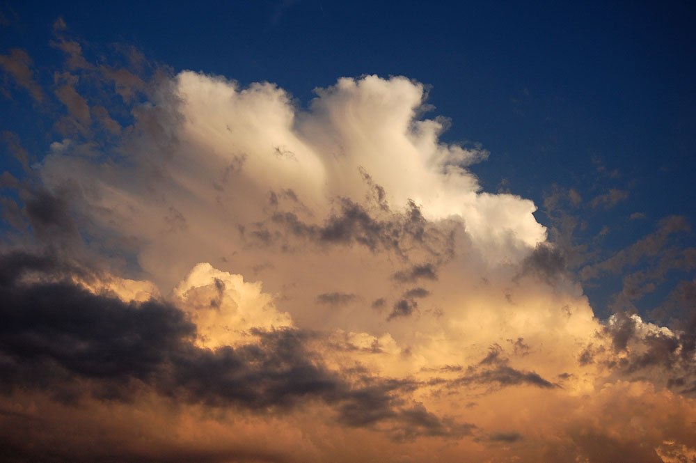 Cumulonimbus au soleil couchant