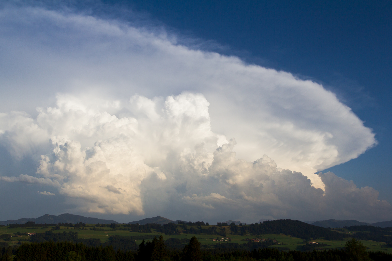 Cumulus Nimbus über den Bergen, 5.8.2013