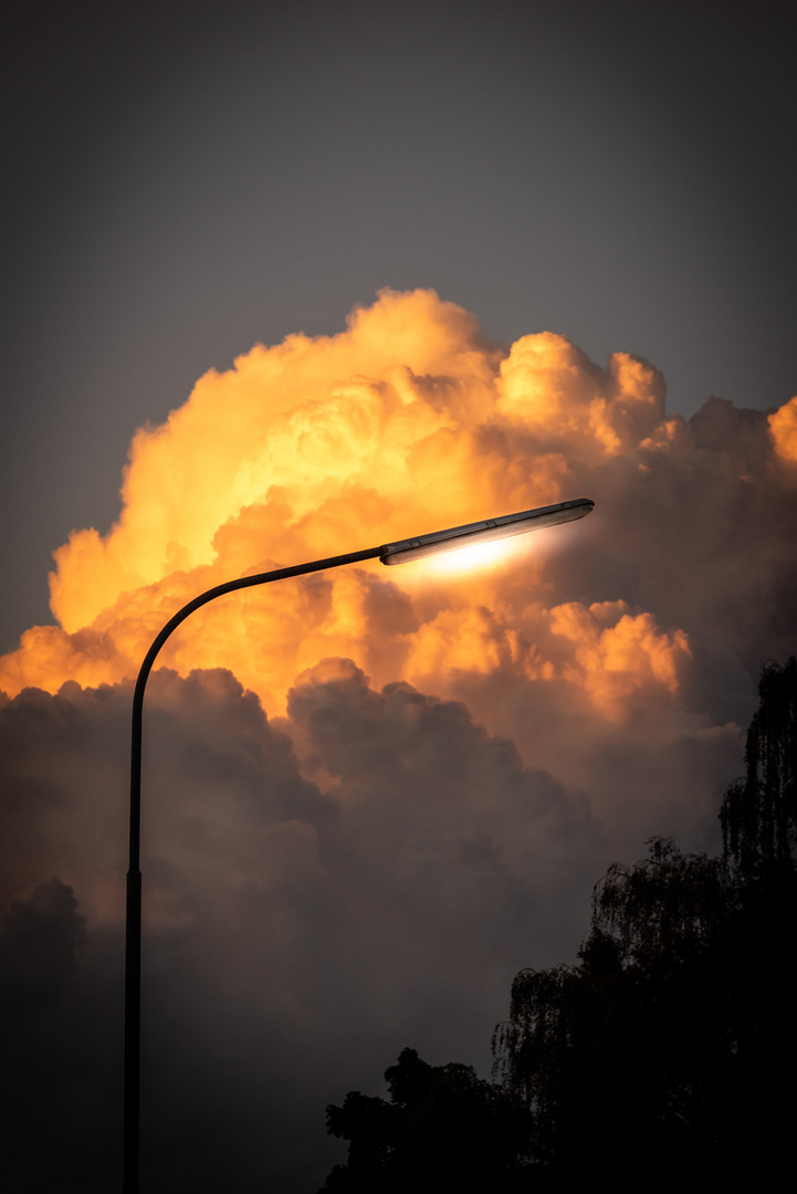 Cumulus-Rot & Straßenlaterne-Weiß