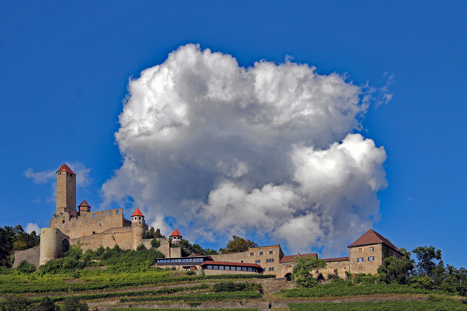 Cumuluswolke über der Burg Hornberg