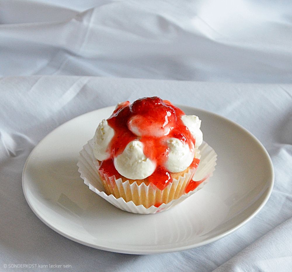 Cupcake mit Mascarpone- Creme + Erdbeerkern