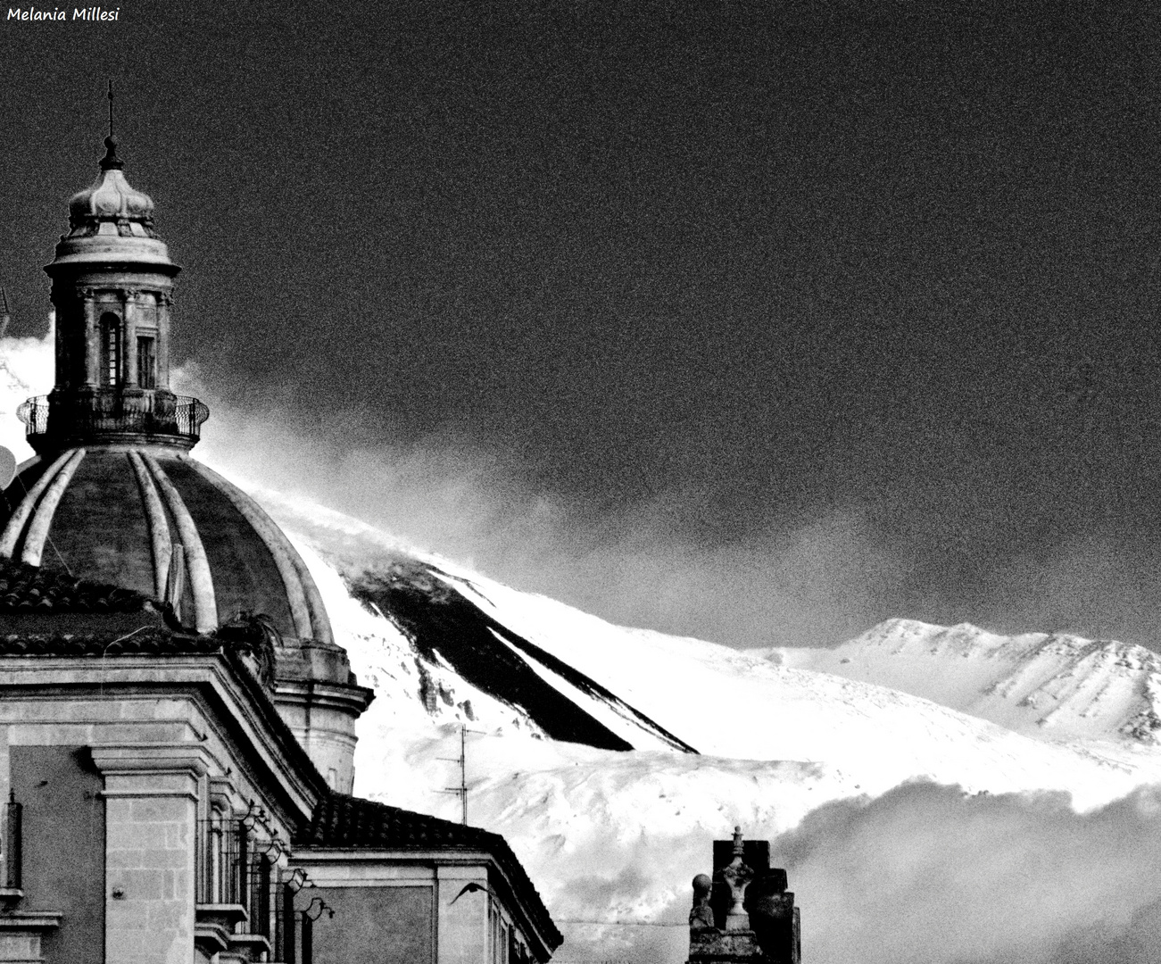 Cupola della Chiesa dei Minoriti e l'Etna