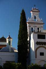 cúpula, ciprés y campanas