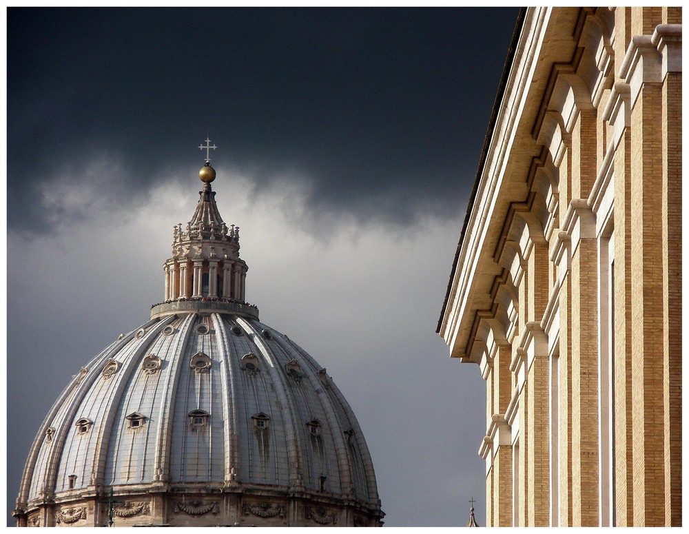 Cupula de San Pedro del Vaticano (Entre Sol y Nubes)