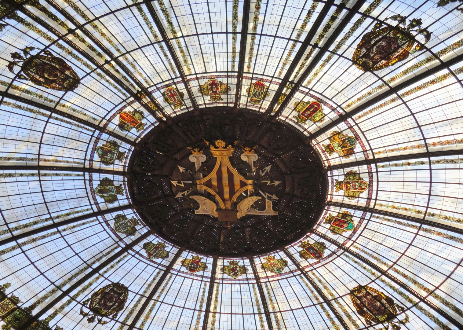 Cúpula vidriada edificio de Correos. Valencia. Detalle escudo Valencia.