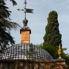 cúpula y cruz entre cipreses