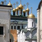 Cupulas en la Plaza de las catedrales dentro de las murallas del Kremlin Moscú