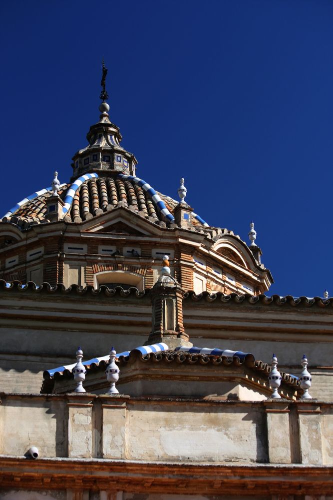 cúpulas tejadas en blanco y azul