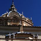 cúpulas tejadas en blanco y azul