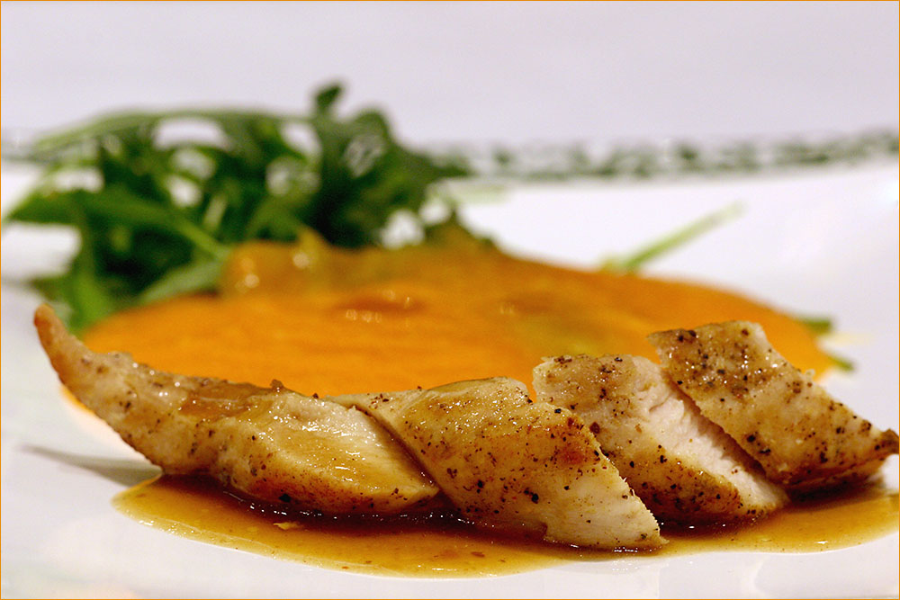 Curry-Kaninchen-Filet mit Karotten-Ingwer-Püree und Rucola