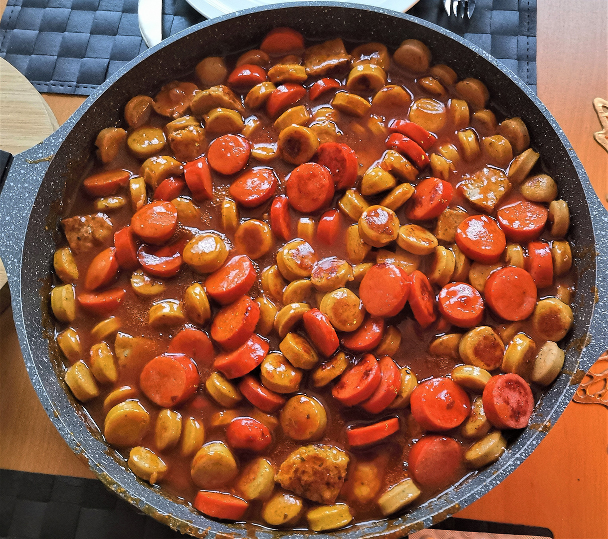 Curry Wurst rot weiss mit Frikadellen Einlage Foto & Bild deutschland, europe, saarland Bilder