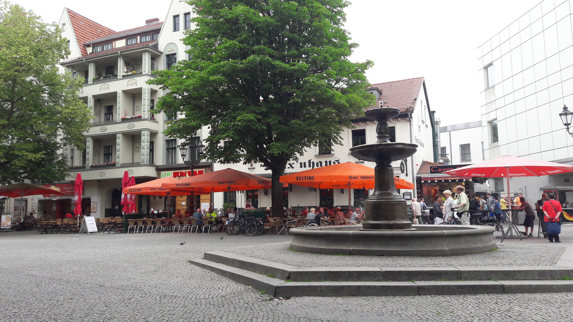 Curryfarbene Currywurst Ecke Berlin Alt-Tegel