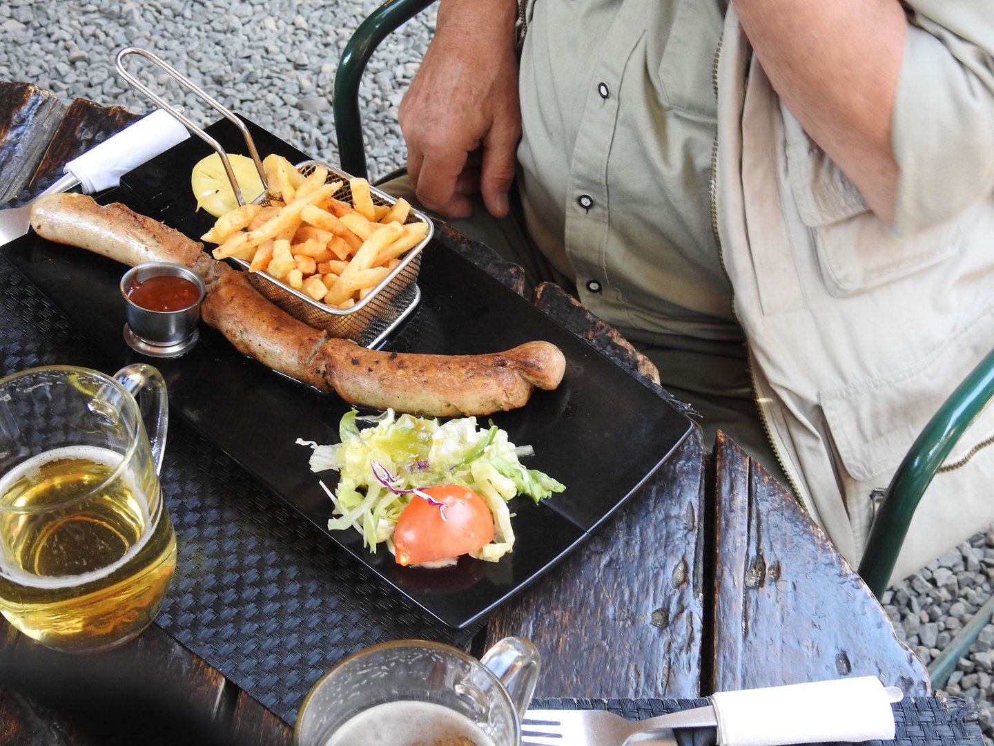 Currywurst, Fritten und Bier in Afrika