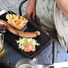 Currywurst, Fritten und Bier in Afrika