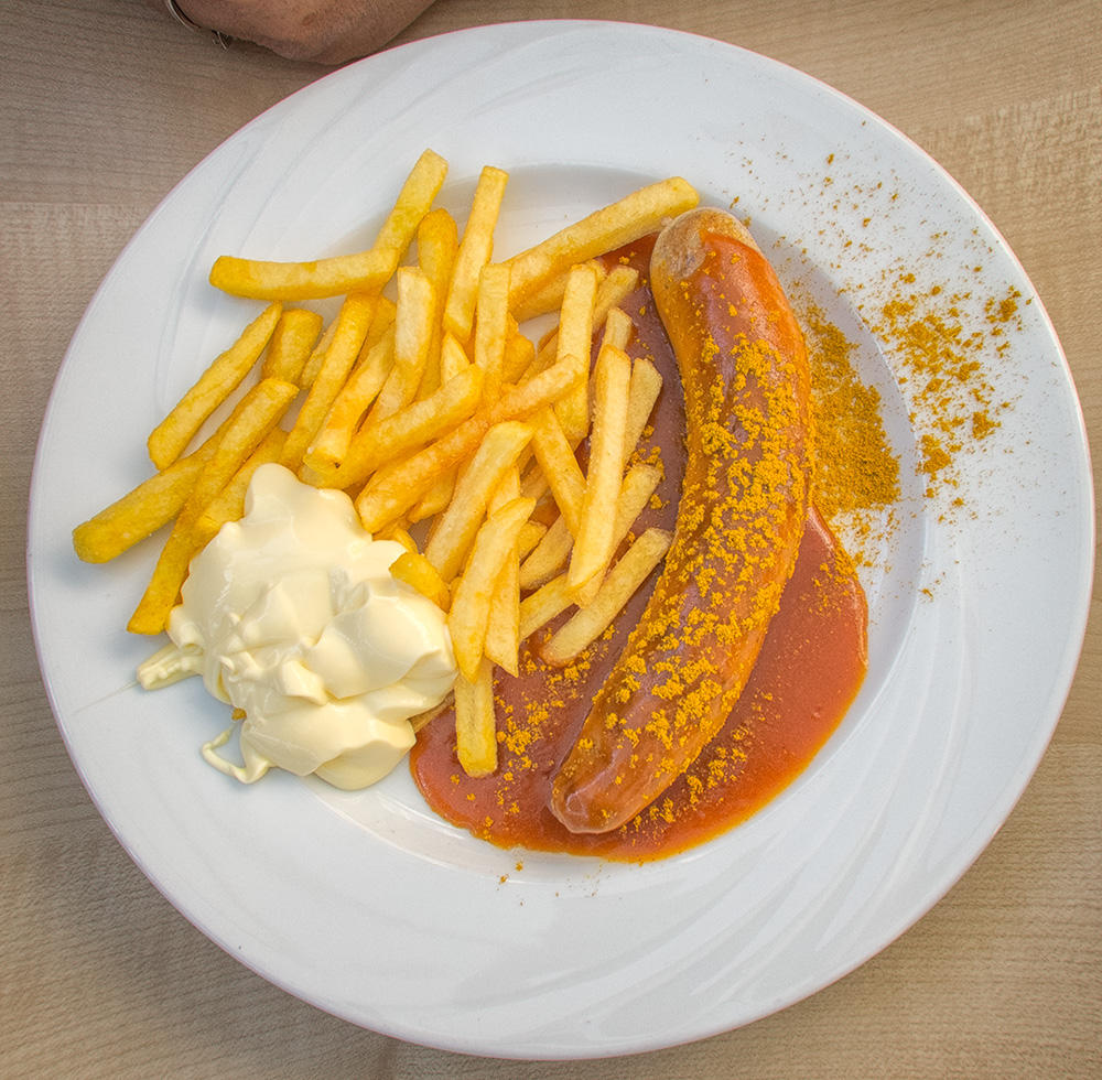 Currywurst mit Pommes