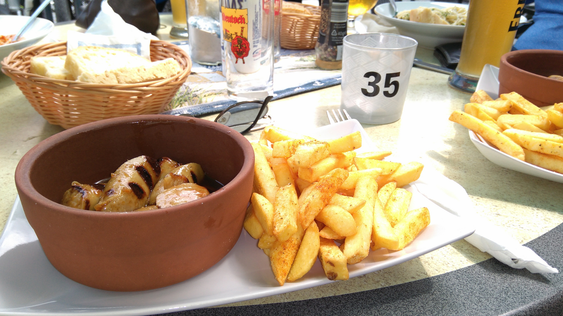 Currywurst Pommes Frites, etwas aufgewertet