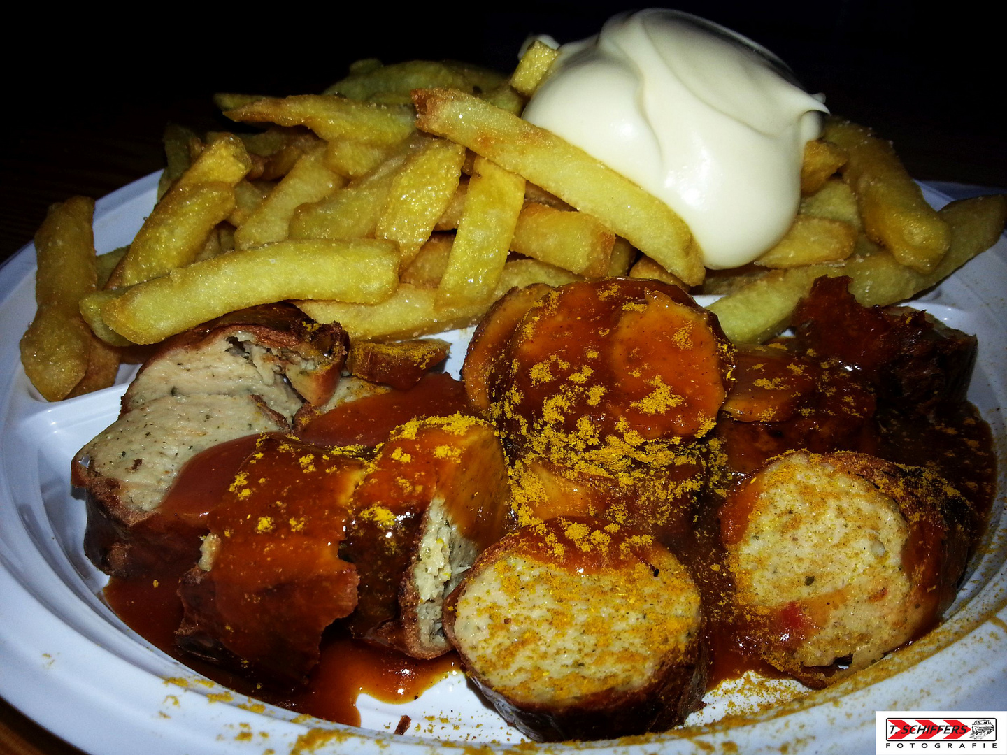 Currywurst Pommes Mayo