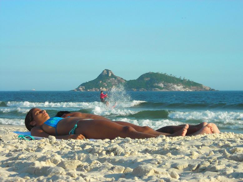 Curtindo o Sol. Curtindo o mar. - Enjoying the Sun. Enjoying the Sea. / Serie: Life in Rio.