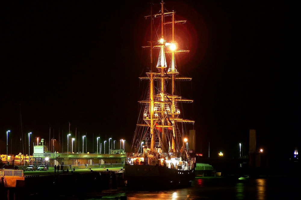 Cuxhaven Seebäderbrücke Segelschiff "MIR" bei Nacht