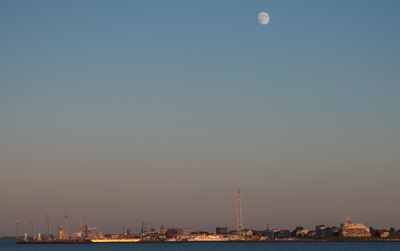 Cuxhavener Hafen am Abend